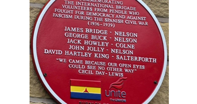 Placa en honor a los cinco voluntarios británicos de Lancashire