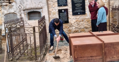 Acto de la inhumacion de las cenizas del brigadista Bernard Mckenna Caspe 15-11-2025